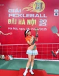 Nữ diễn viên giờ vàng VTV từng ngồi xe lăn vì pickleball vài tháng sau đã trở lại mạnh mẽ “flex” cúp và huy chương