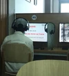 Bóng lưng người đàn ông đứng tuổi trong thư viện khiến nhiều bạn trẻ xấu hổ