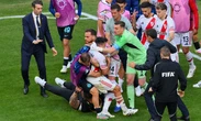 Ngôi sao Argentina đuổi đánh đối thủ, đồng đội vật ra sân ngăn cản