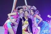 Rúng động Hoa hậu, Á hậu bị đối xử như tiếp viên hộp đêm, xếp hàng chờ phục vụ "sếp lớn" hậu đăng quang