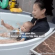 Vợ chồng Phương Oanh và Shark Bình chăm con sinh đôi cực khéo: Mới 1 tuổi đã cho học bơi, cuối tuần đều "full lịch" bên con