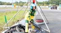 Á hậu Quỳnh Anh va chạm mạnh trên đường đua xe