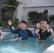 Shark Bình – Phương Oanh đưa cặp song sinh đi học bơi từ sớm: Thành quả không ngờ chỉ sau 1 tháng