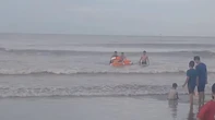Trưởng công an xã cùng người dân lao mình giữa sóng dữ cứu nam sinh đuối nước