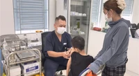 Về quê nghỉ hè, bé trai hơn 2 tuổi bị chó nhà hàng xóm cắn nhiều nhát vào cổ, tay và đùi