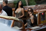 Gái đẹp nhà Kardashian - Jenner "đi cửa sau" đến đám cưới tỷ phú Jeff Bezos, hở bạo kịch liệt để tìm đại gia?