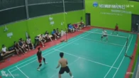 Xôn xao clip người đàn ông bất ngờ đứng dậy rồi ngã gục xuống sân cầu lông
