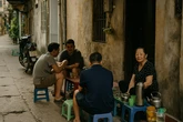 Cô bán trà đá đầu ngõ doanh thu mỗi ngày 300 nghìn có phải nộp thuế không? Nộp bao nhiêu mỗi tháng?