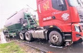 Clip toàn cảnh vụ tai nạn đau lòng ở Hậu Giang: 3 mẹ con tử vong sau cú va chạm kinh hoàng với xe container