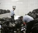 Cảnh sát bới 5 tấn rác giúp người dân tìm thấy 133 cây vàng