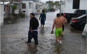 Mưa lớn gây lũ lụt nghiêm trọng, chính quyền bang Florida ban bố tình trạng khẩn cấp