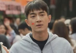 Mỹ nam 36 tuổi "cưa sừng làm nghé" đóng nam sinh thất bại, hốc mắt trũng sâu lại còn lộ nếp nhăn