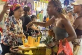 Xử lý người "chặt chém" nữ du khách nước ngoài 3 quả dứa giá 500 ngàn đồng