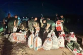 VIDEO: "Đêm trắng" đắp đê chống lũ dữ, nhiều nơi bị cô lập trong biển nước