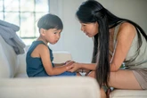 Con trai liên tục vẫy tay ra cửa sổ tầng 10 nói "Chào bác": Mẹ hoảng sợ hỏi ai, biết sự thật thì phì cười