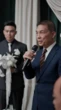 Chủ tịch tập đoàn Sơn Hải xin phép được đón con dâu, chồng Đỗ Hà đứng sau có biểu cảm thế này