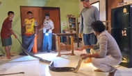 Bắt được trăn khổng lồ nặng 22kg lơ lửng trên trần nhà dân