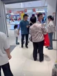 Cảnh tượng trong cửa hàng bán Iphone khiến hàng ngàn cha mẹ rơi lệ!