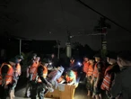 Không một thước phim điện ảnh nào có thể đẹp hơn: Màu áo xanh đến trong mưa, dầm mình giữa lũ giúp dân