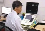 Bác sĩ bị phản ánh "vừa siêu âm cho bệnh nhân vừa xem bóng đá trên điện thoại"