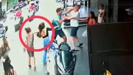 Thấy bạn trai đánh nhau với người khác, cô gái ra can ngăn, 1 lát sau mới biết mình rơi vào bẫy kẻ khác