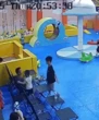 Vụ bé trai bị tát sưng má ở khu vui chơi: Thông tin bất ngờ về người đàn ông đánh cháu bé