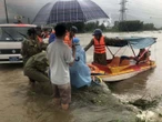 Công an xã ở Đà Nẵng lái cano vượt lũ, đưa sản phụ đi sinh