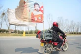Nổi tiếng trên mạng vì câu chuyện bi kịch cảm động rồi bắt đầu livestream bán hàng: Liệu lòng trắc ẩn có nên được thương mại hoá không?