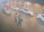 Cô gái bị điện giật tử vong khi băng qua đường trong cơn mưa lớn