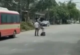 VIDEO: Tài xế xe buýt quỳ lạy giữa đường van xin vẫn bị đánh liên tiếp vào người