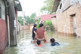 Người dân vùng ngập Hà Nội kể về 30 phút 'nước như lũ ống, cuốn trôi cả nghìn con gà'