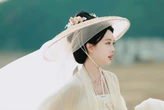 Nơi nào có mỹ nhân này nơi đó là thắng cảnh nhân gian: Nhan sắc như bước ra từ tranh cổ, đến cả gió cũng nâng niu