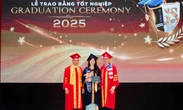 Bỏ nghề tiếp viên hàng không, mẹ một con thành thủ khoa đại học