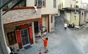 Người phụ nữ tay không đỡ bé trai rơi xuống từ tầng 2