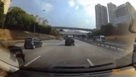 Chiếc Range Rover phóng với tốc độ "bàn thờ" rồi gây họa, video hiện trường khiến ai cũng kinh hãi