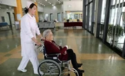 Sau cơn bạo bệnh ở tuổi 70, tôi mới biết đứa con hiếu thảo của mình trong mắt hàng xóm lại là người như vậy