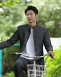 "Nam vương tiêu tiền như rác" giờ thê thảm đến nỗi phải đi phụ hồ, bê gạch xách vữa mưu sinh