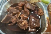 Nhìn đĩa sườn con được ăn ở trường, phụ huynh bức xúc không tin nổi: "Đây mà là thịt sườn?"