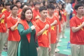 Nữ hiệu trưởng bỏ tiền túi thưởng học sinh đạt giải đi nước ngoài