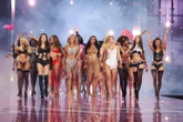 Nữ người mẫu cao 1,9 m làm nên lịch sử show nội y Victoria's Secret
