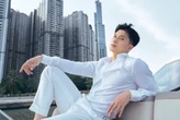 Ngoại hình nam diễn viên 9x yêu nữ ca sĩ hơn 12 tuổi, đã qua 1 lần đò, có con riêng