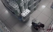 Cả siêu thị hỗn loạn vì hành động của cậu bé 10 tuổi