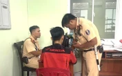 Bị tịch thu phương tiện vì chạy một bánh để vợ quay video đăng TikTok