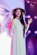 Bụng ngấn mỡ gây sốc bị “vạch trần” ở concert Em Xinh
