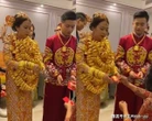 Đeo cả trăm cây vàng trên người, vali của hồi môn cũng đựng kín, cô dâu mệt mỏi cho biết: “Đeo nhiều cũng nặng thật!”