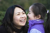Con gái ngã rách đầu gối, bà hàng xóm đi qua nói 1 câu mà tôi điếng người: Bao năm nay, mình nuôi dạy con sai lầm rồi!