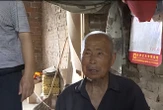 Cha già 92 tuổi cô độc trong căn nhà sắp đổ, 5 con trai ở biệt thự bao quanh, bị chỉ trích chỉ nói: "Không phải việc của tôi"