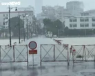 Mưa xối xả, nước sông lên nhanh, người dân TP Huế chạy lũ trong đêm