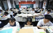 Học từ 6h sáng tới 11h đêm, tốt nghiệp rồi vẫn ám ảnh cảnh học tới vẹo cột sống, phụ huynh lẫn nhà trường làm đủ cách để dạy thêm: Cuộc đua thi cử căng như dây đàn tại siêu cường châu Á