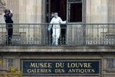 8 báu vật hoàng gia bị đánh cắp tại Louvre sắp "bốc hơi" vĩnh viễn: Chuyên gia cảnh báo mốc sinh tử